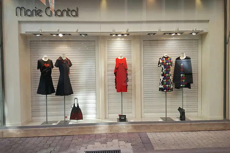 Rideaux de magasin derrière une vitrine installateur Var Automatisme Elec