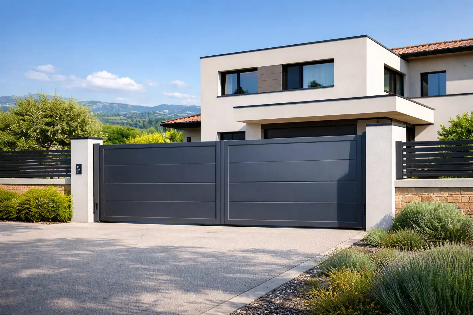 Portail aluminium coulissant anthracite installé à Saint-Maximin